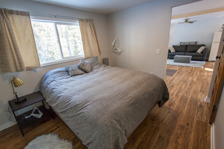 Schlafzimmer abseits des Wohnzimmers