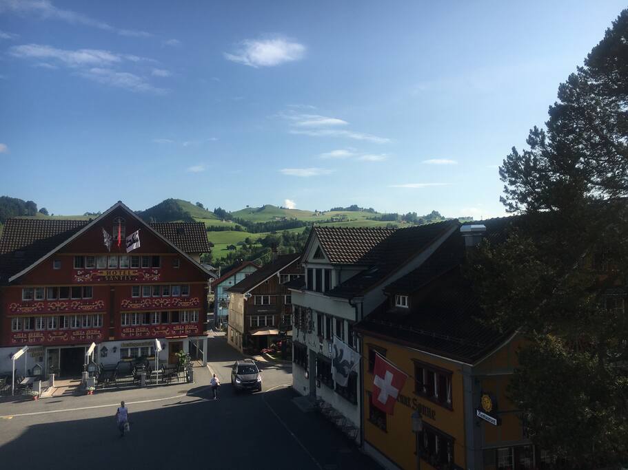 Blick von der Terrasse des Hauses auf den Landsgemeindeplatz