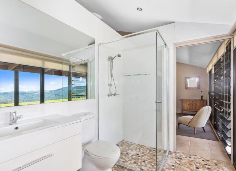 Guest room shared two-way ensuite