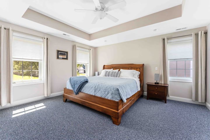 Lala katika anasa na faragha ya ukubwa wa kifalme wakati wa ukaaji wako katika chumba cha msingi.  Godoro la kifahari litakupa hisia ya starehe kabisa.  Mashuka na taulo zote zinatolewa kwenye nyumba hii. 
