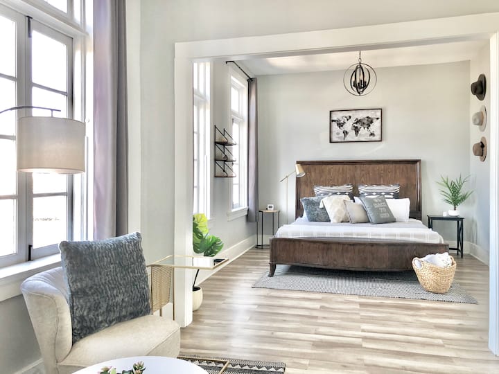 Boutique Artful & Sun-bathed Uptown Studio - New Orleans, LA