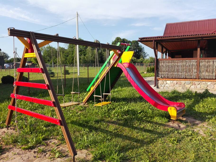 Горка с качелями
