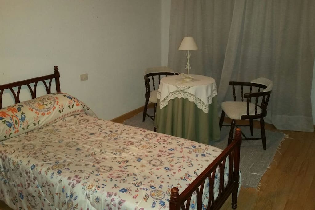 MESITA DE NOCHE, MESA CAMILLA CON DOS SILLAS SUPER COMODAS, IDEAL PARA TU PORTATIL.