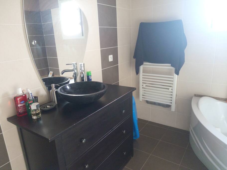 Salle de bain + baignoire + douche