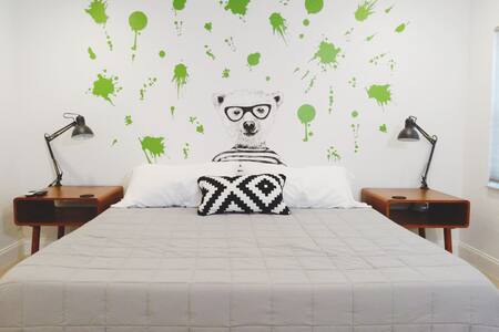 TRENDY BEAR STUDIO • PRIVATE ENTRANCE & BATHROOM