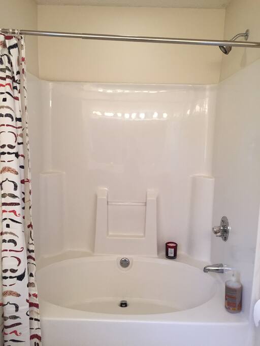 Master bath: Luxuriate in the tub!