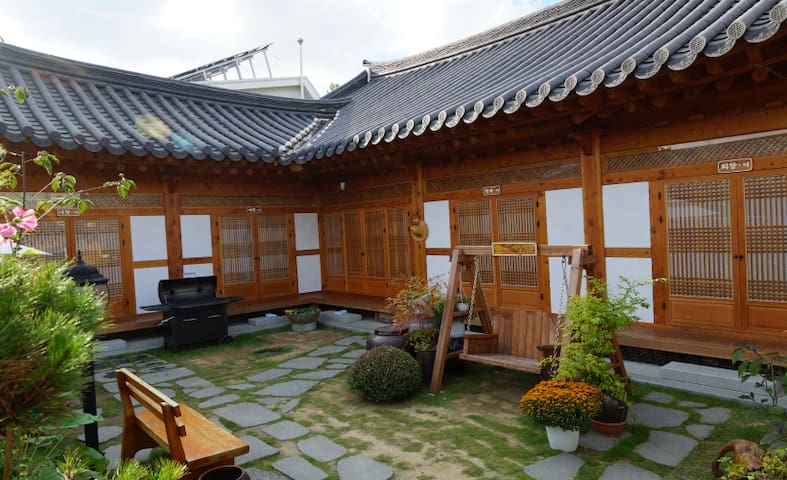 (Preparation room) -Jeonju Hanok Village A clean accommodation with a large yard right next to the game.
