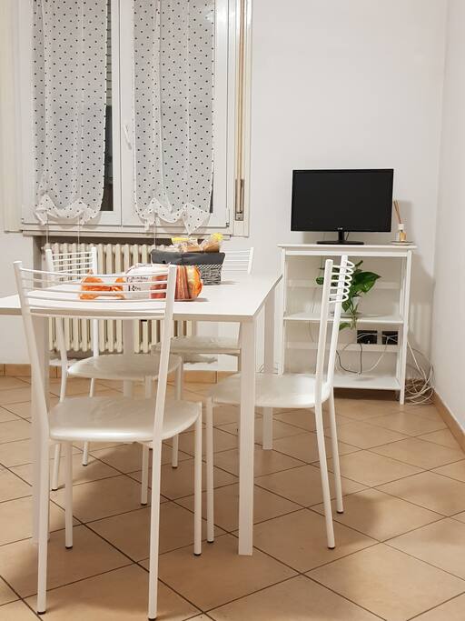 Zona pranzo: tavolo e 4 sedie, Tv