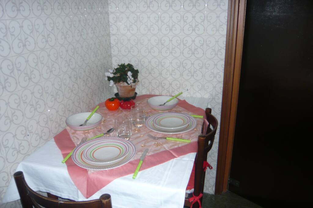 Cucina con tavolo per colazione