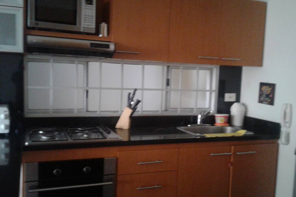 NEVERA DOTADA, LOZA, COPAS Y VASOS.