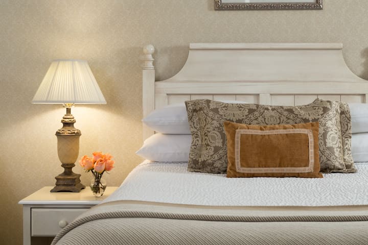 Historic carriage house room steps from restaurants and attractions