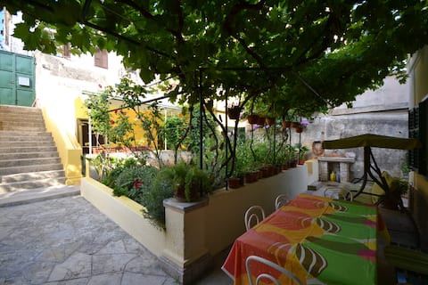 Captain's Garden House-free parking