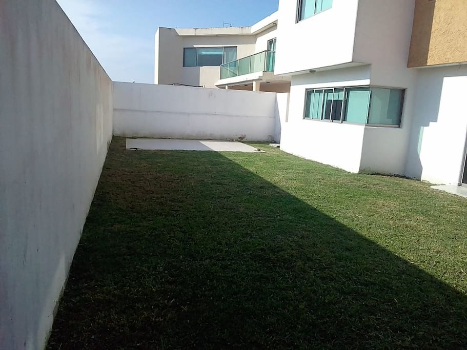 Jardín amplio con espacio para alberca inflable o comedor outdoor