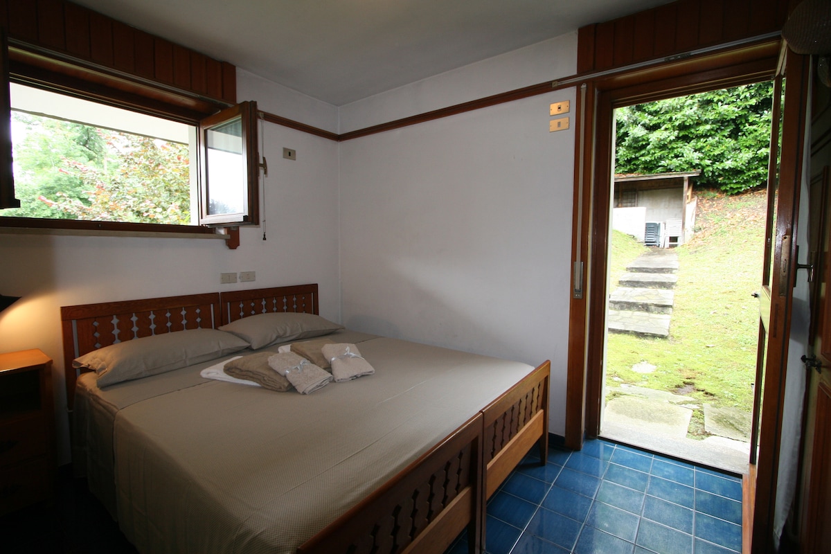 Dvojposteľová izba číslo dva (vlastná kúpeľňa). Tiež s východom na dvor.