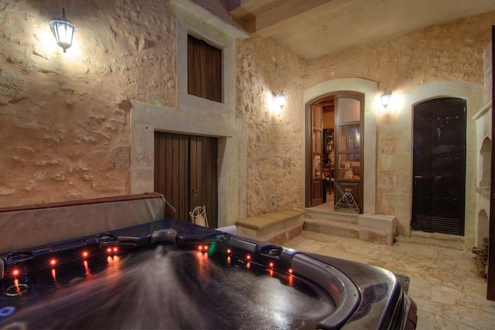 Grand Palazzo, arches, amazing view, pool, jakuzzi
