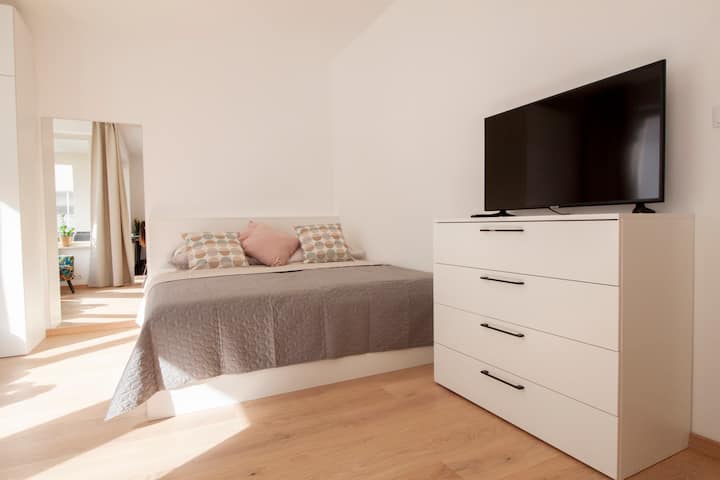 加大双人床+带Netflix的智能电视 