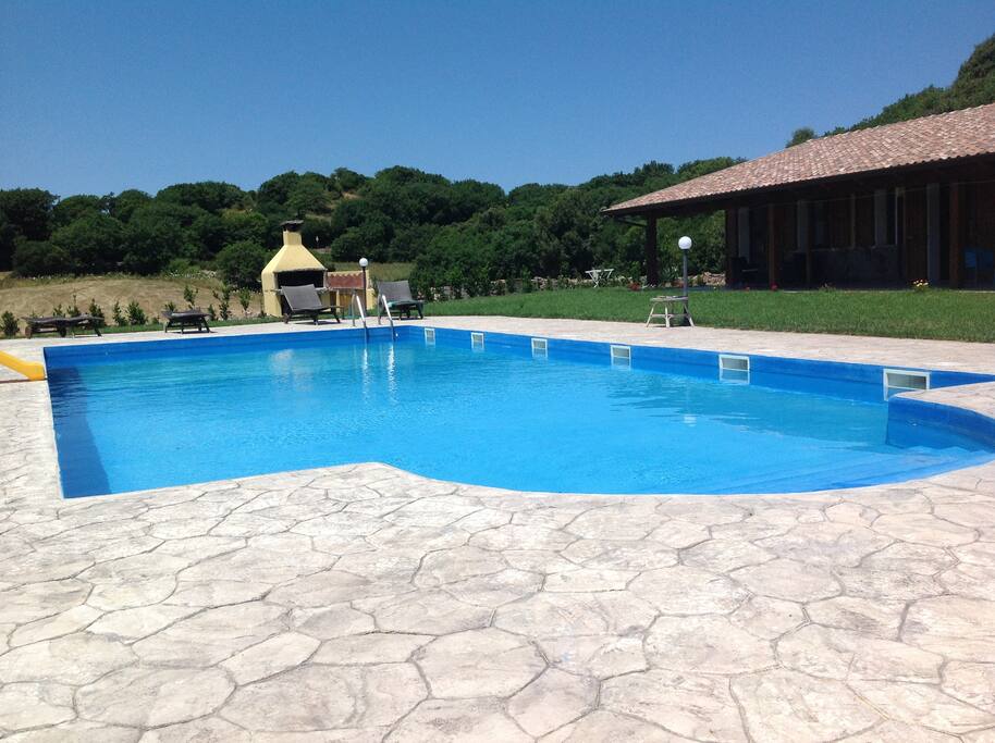 La grande piscina e il barbecue
