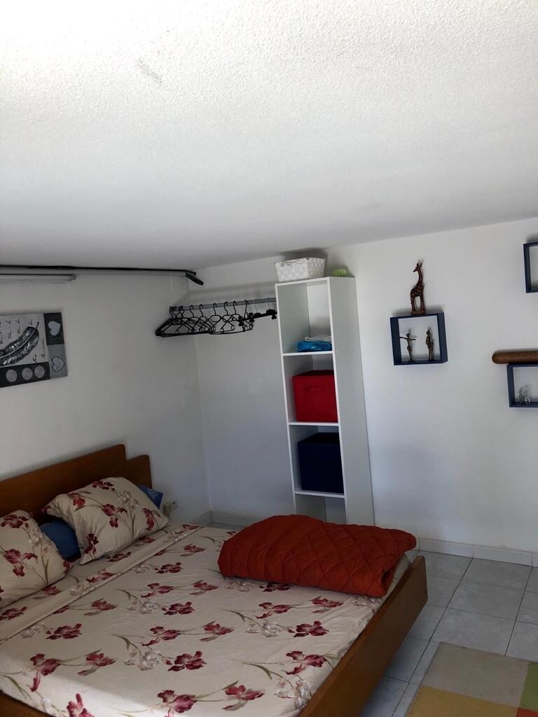 chumba cha kulala na kitanda mara mbili