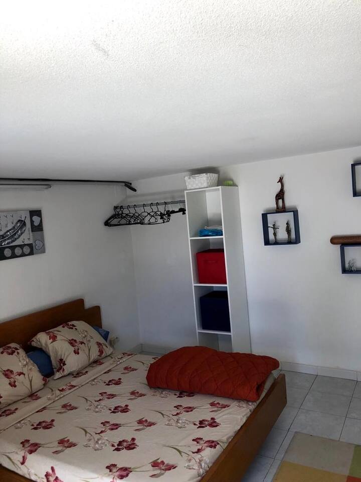 izba s manželskou posteľou