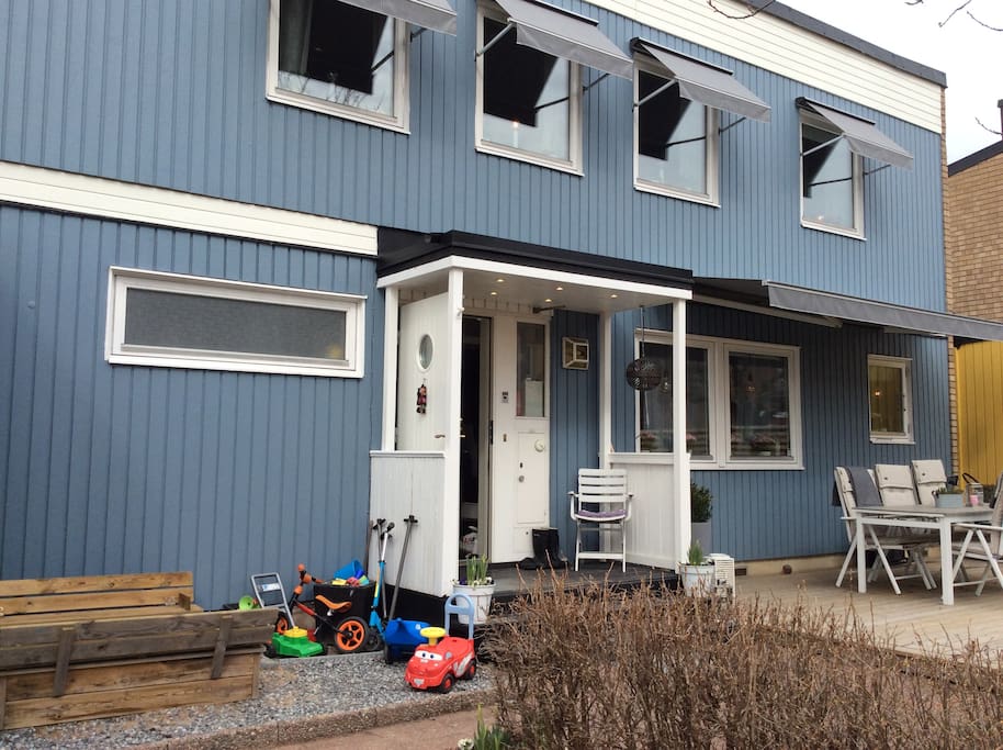 Husets framsida med sandlåda.