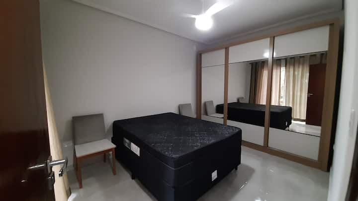 プールの景色が楽しめるダブルベッドルーム。