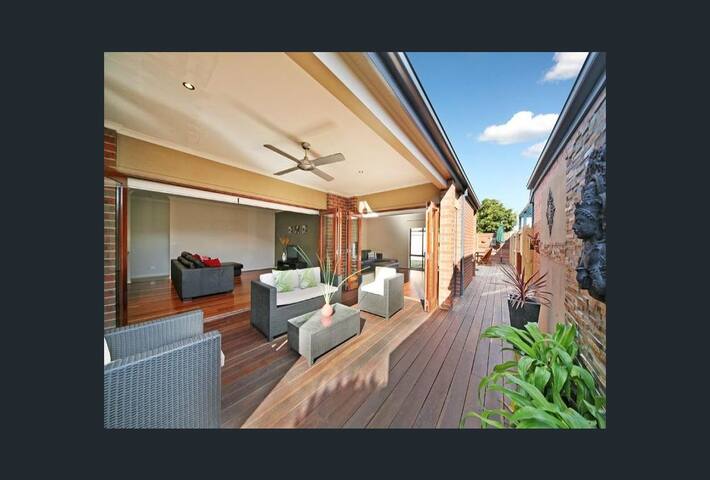 King master bedroom en suite bathroom & wardrobe