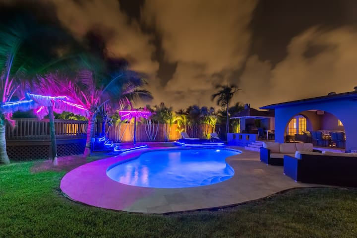 Decadent Oasis - hot tub, pool and billiards