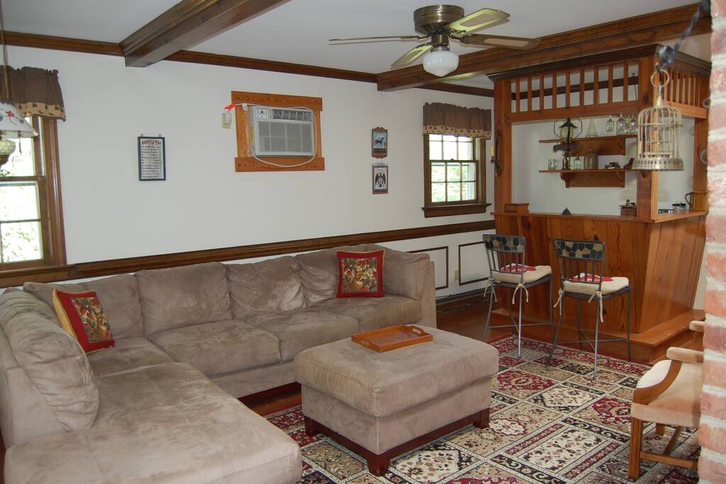 Sitting area and bar in Kitchen area