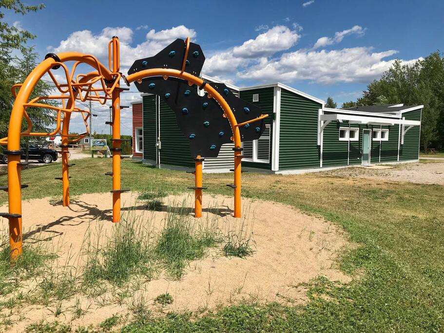 Arrière Pavillon + Jeux d'enfants
