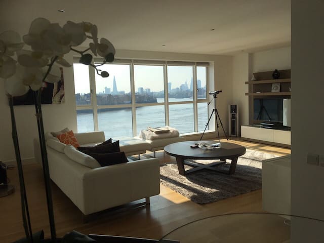 2 Bed/2 Bath Amazing View in Canary Wharf