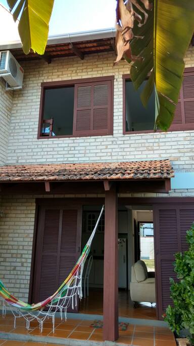 Imagem frontal do sobrado.
