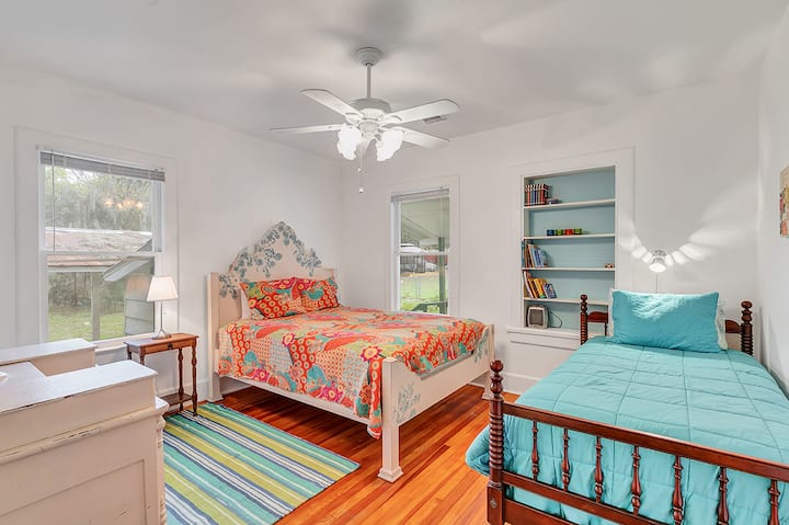 Bedroom 2 - Queen and single