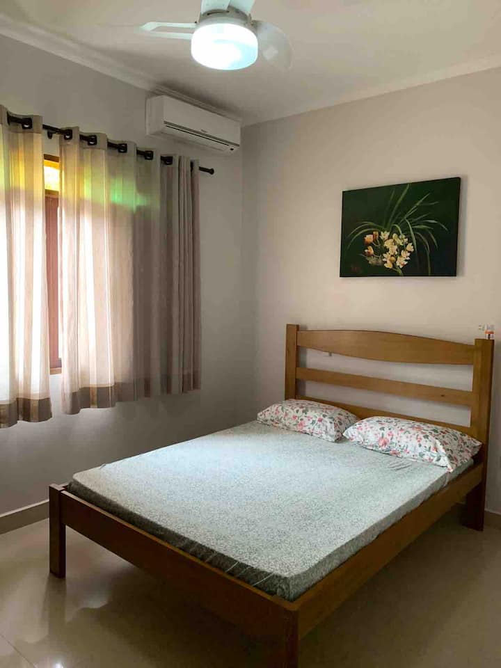 غرفة نوم مع مكيف هواء.