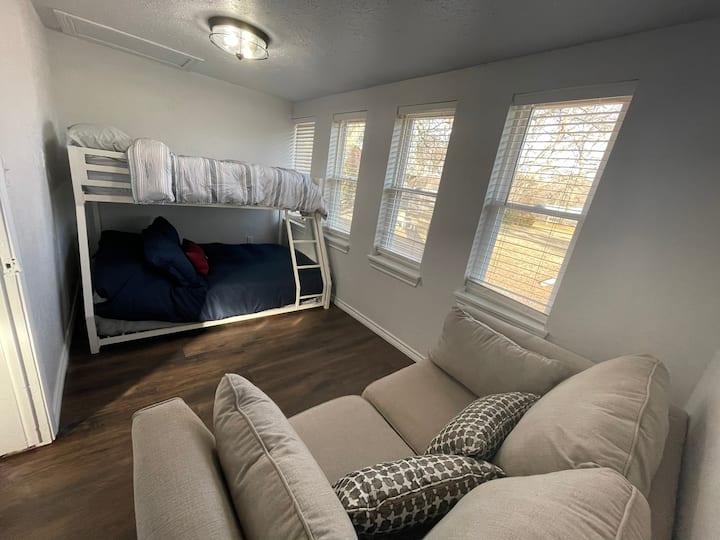 Stapelbed met twee eenpersoonsbedden boven en volledig op de bodem