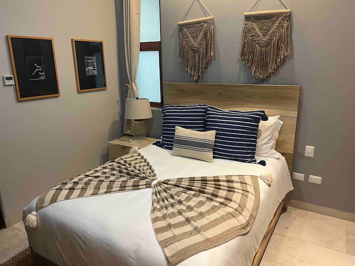 Dormitorio #3. Cama tamaño queen.