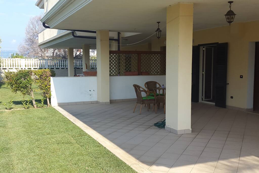 Veranda e giardino.
