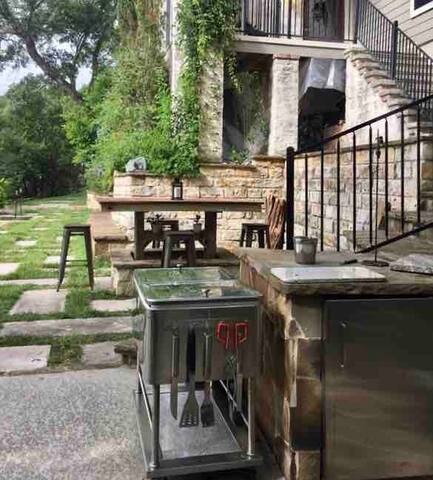 Bohemian lounge, bar, grill, pool & spa, 2 bdrms gallery image 5