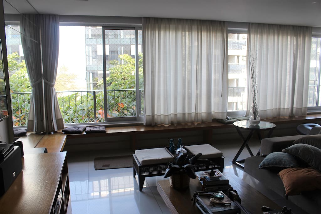 Wall-to-wall panoramic windows with ocean views. Janelas panorâmicas com vista do mar.
