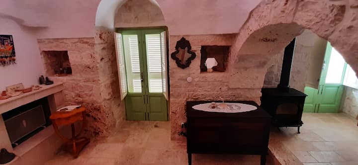 Puerta persa con mosquiteros, abierta en dos fases, con acceso directo a la piscina: vista privilegiada. A la izquierda, la antigua chimenea, a la derecha, el arco de acceso a la cocina/sala de estar, la privacidad está garantizada por una cortina corrediza.