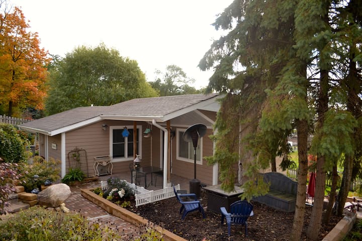 Cozy Cottage Minutes from Downtown Chicago