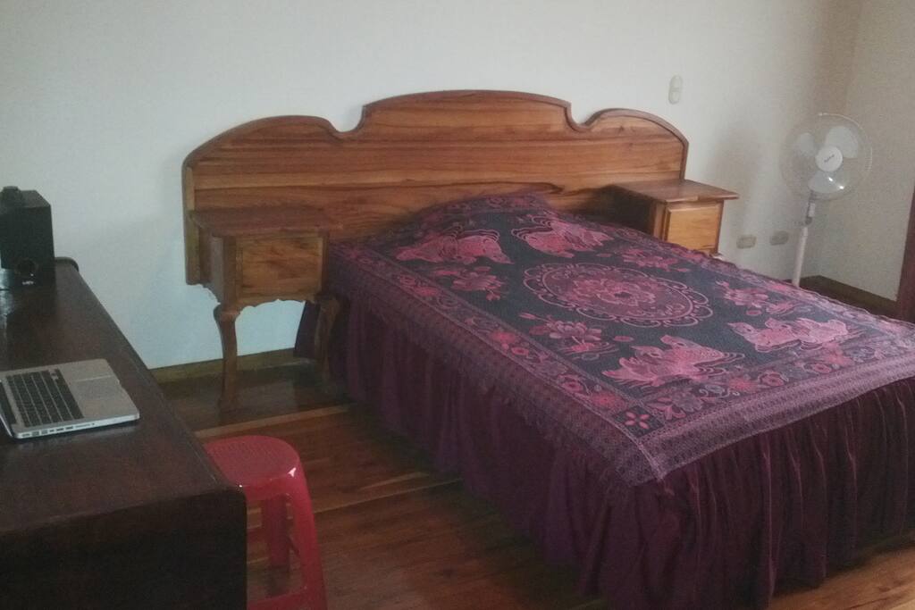 Habitación para pareja o una persona, cama matrimonial, ortopédica, con escritorio y computadora, Wifi