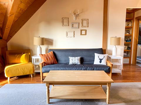 Sunny cottage, ocean views, private beach access