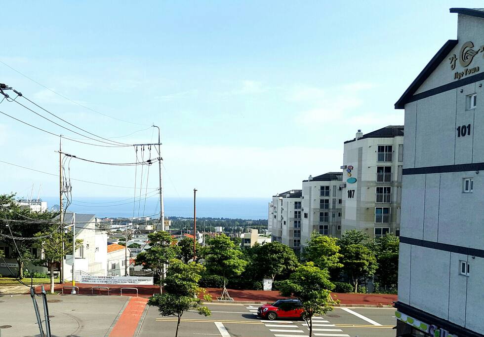 집 거실에서 본 전경입니다. 도시뷰와 바다뷰가 함께 보입니다.
Great Ocean/City View