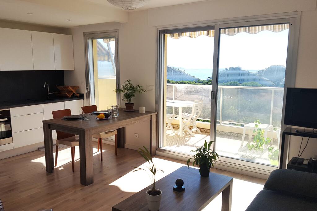 Lumineux et vue mer du canapé