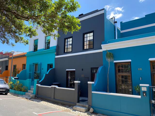 Luxury 4 bedroom en suite home & indoor fireplace. gallery image 3