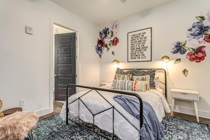 Bedroom #3 - queen size bed, en-suite bathroom and walk-in closet.