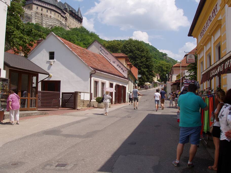 S výhledem na hrad