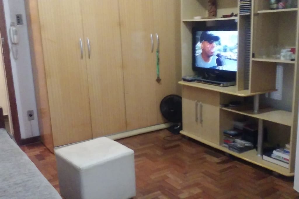 armário e tv,sofá cama