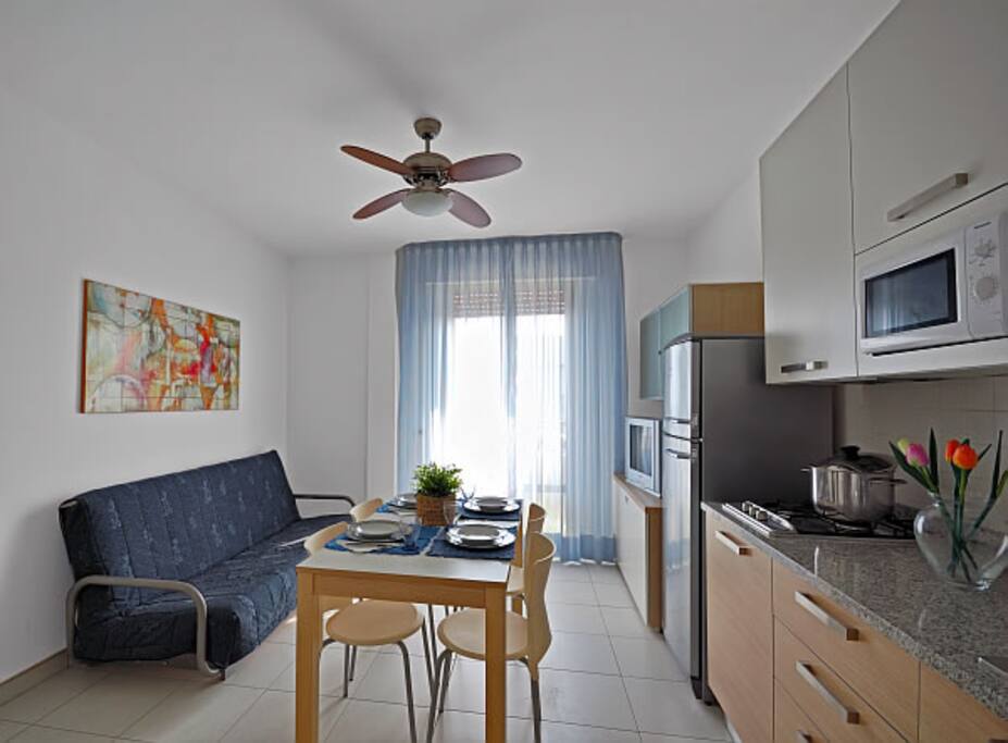 soggiorno-cucina con divano letto