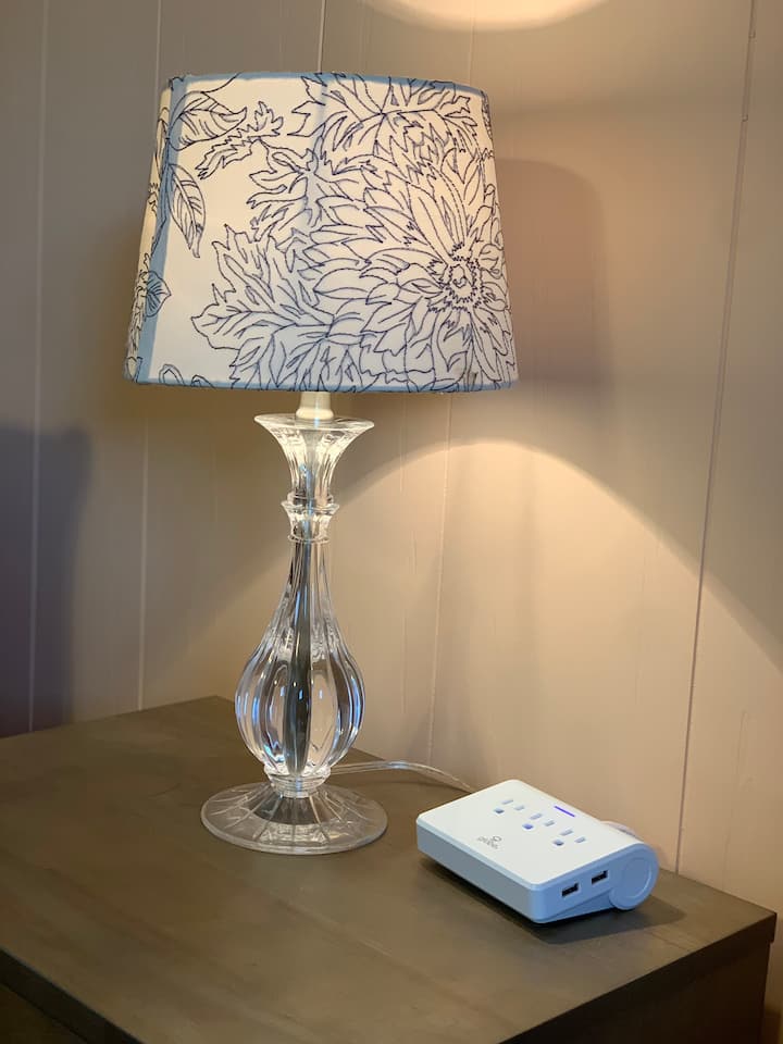 迷人的装饰和便利的充电站